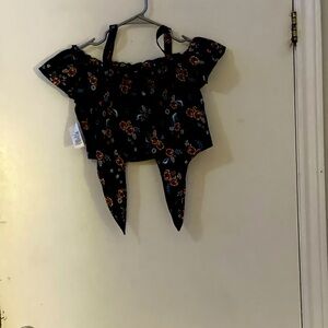 Pretty black short top with flowers with pretty ropes.